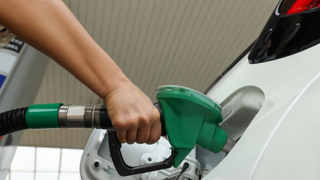 Petrol-Diesel हुआ सस्ता! अब ₹250 तक की होगी बचत, जानिए किस कंपनी ने घटाए दाम और क्यों