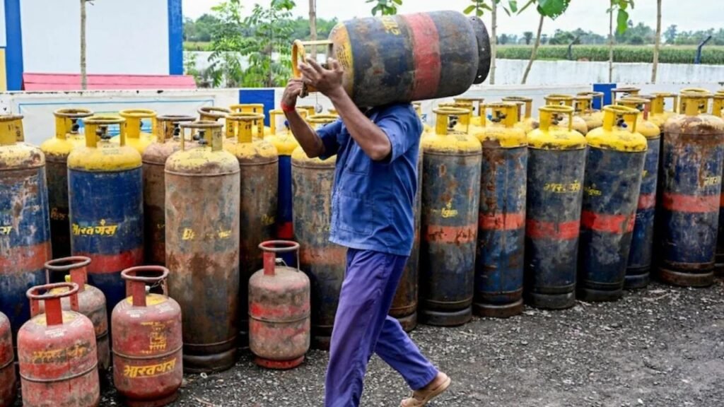 1 जुलाई से बदल गए ईंधन के रेट! LPG हुआ सस्ता, पेट्रोल-डीजल, CNG और विंडफॉल टैक्स पर क्या बदला? जानिए पूरी डिटेल